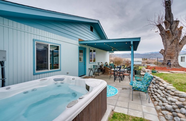 East Wenatchee Home w/ Yard & Hot Tub!