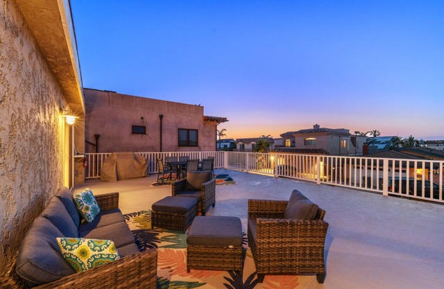 30+ Night Stay! Great Location, Walk2Sand, Patio View