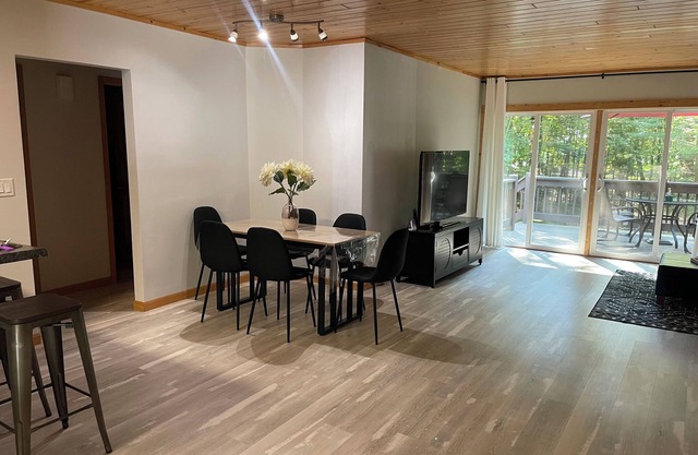 30 nights minimum stay! Peaceful condo, near shopping, beach & bearskin trail.