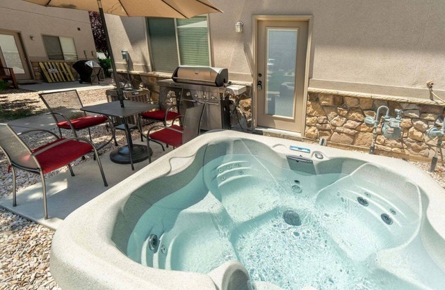 30% OFF, Ski Dream Sleeps 14 in Comfort! 2 Dedicated HotTubs,BBQ,5 Min to Dwntwn