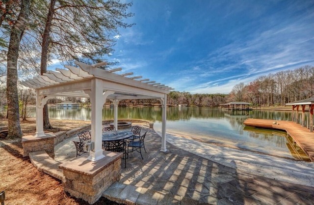The Gables à Lake Anna: Effacer 300 pieds Waterfront, Plage, Port en eau profonde