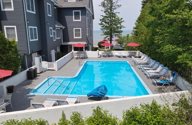 300 North Shore Inn