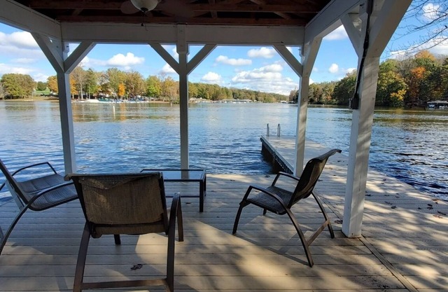 BRAND NEW Waterfront Home, En Situation calme avec plage privée et Dock