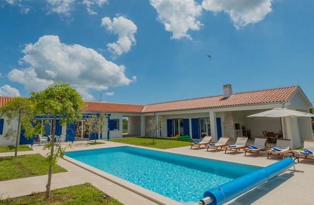 Terrain de 3000 m², avec piscine chauffée de 50 m², jacuzzi, 2 courts de tennis