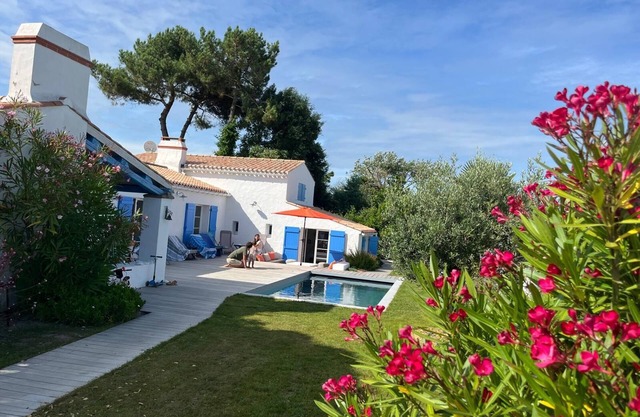 300m de la plage du Vieil, Grande villa 5 chambres 12 lits, Piscine chauffée.