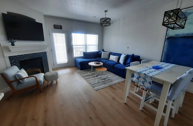 304- Condo, piscine intérieure et extérieure, parfait pour les familles