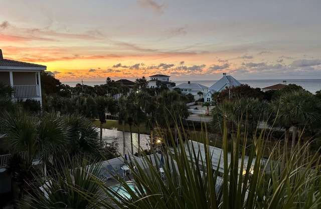 30A RIGHT In The HEART of IT! Gulf View/Steps to Beach /Rest/Shop/Bike Rental