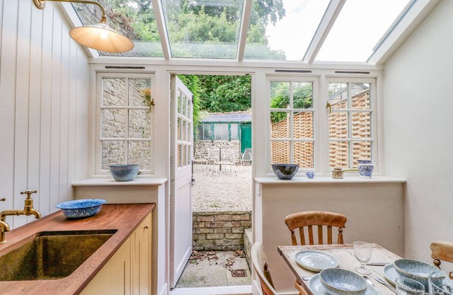 31 MANOR ROAD, pet friendly, with open fire in Woodstock