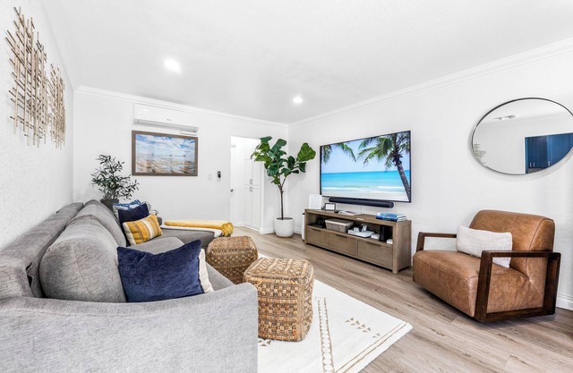 31+ Nights Luxury Condo,E-Bikes,3Blks2Beach, 75”TV