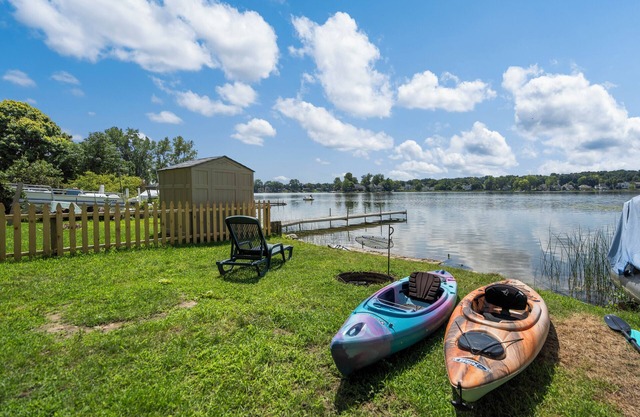 Secret Tunnel Lakehouse - Beach, Kayaks, Bonfires - sleeps 10