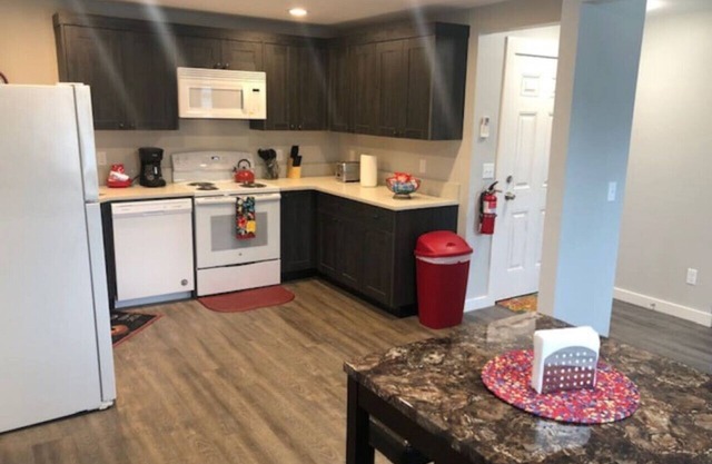 3143 Dover #3 · NEW Modern QUALITY Apartment #3 - Goodson