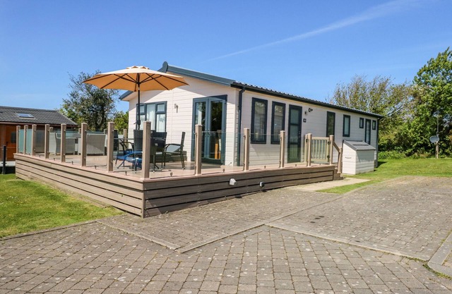 32 SANCTUARY LODGE, pet friendly, with pool in Y Ffor