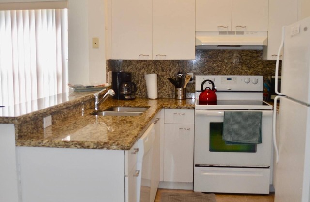 320D - Spacious 2/2 on Top floor in Boca - Walking distance from Evert Tennis & Boca Prep