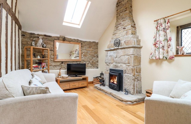 33 MAIN ROAD, pet friendly, with open fire in Higham, Derbyshire