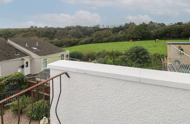 34 LLANTEG PARK, pet friendly, with a garden in Amroth