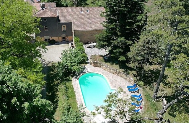 Villa rustique et intime à Vélieux, Languedoc Roussillon, France avec piscine chauffée pour 6 personnes