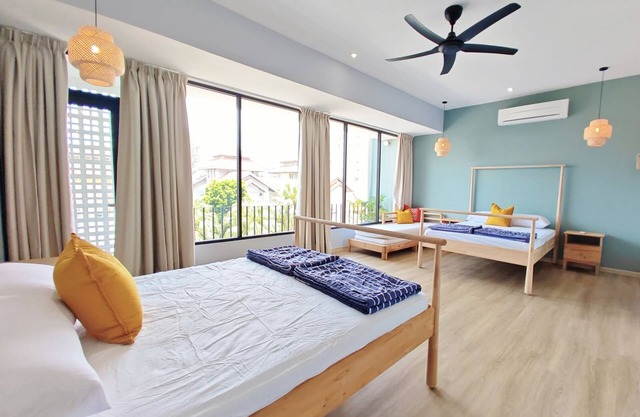 35 BeachHouse Batu Ferringhi 7 Bedroom 7 Bathroom 5 min from the beach!