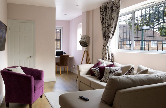 35 min from London Victoria / 2-Bedrooms Flat in the Heart of Cheam Village