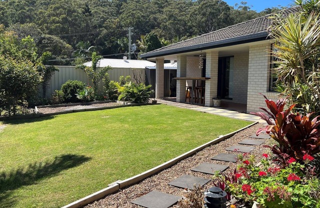 35 Rumbalara Avenue - Rainbow Beach. Swimming pool, air conditioning.