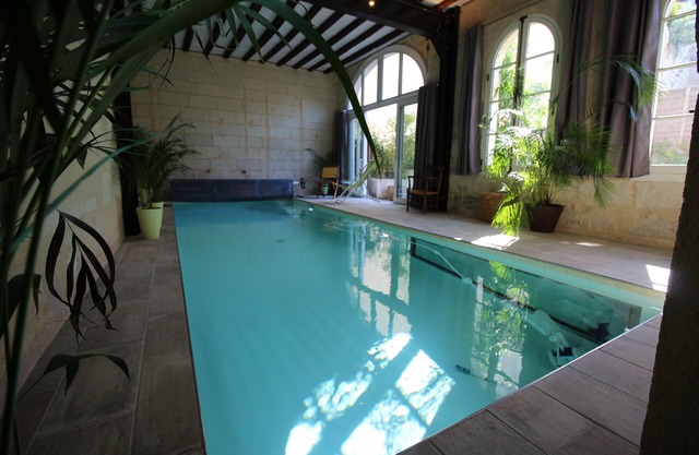 300 M2/MAISON HISTORIQUE avec piscine intérieure chauffée dans le vieux Saumur
