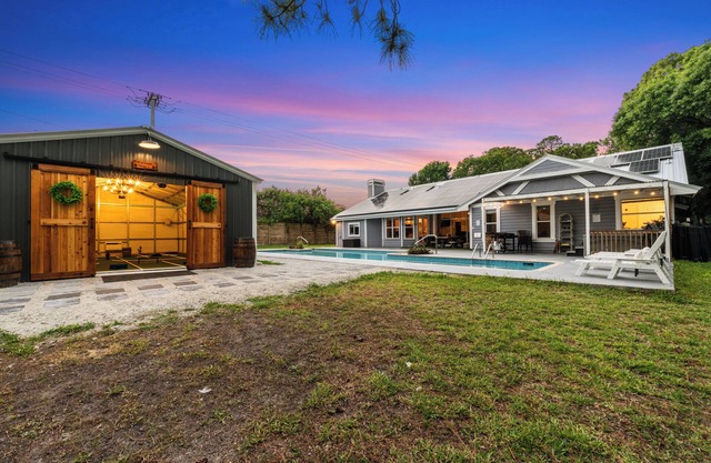3500² ft Luxe 4/4 - Htd LapPool, Arcade HotTub, ADU, Fully Fenced, Gated.