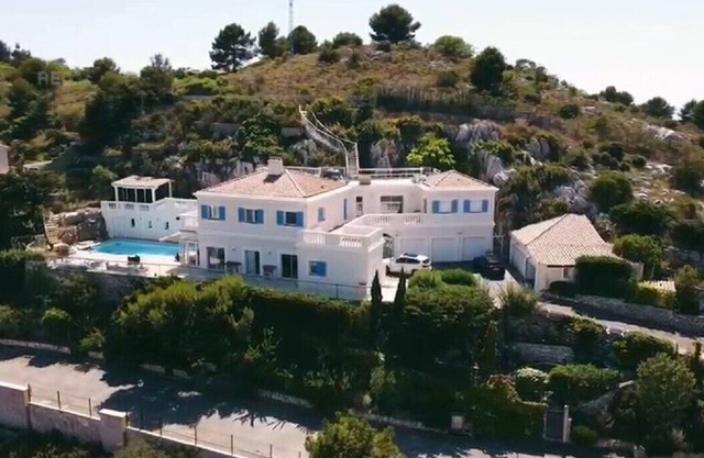 Maison 350m2 - 5 chambres - piscine chauffee - domaine securise - vue magnifique