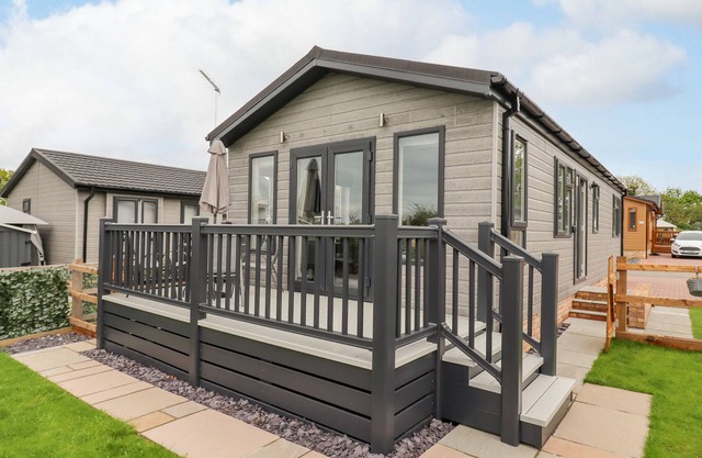 36 BUCKLESHAM PARK, pet friendly, with a garden in Martlesham Village