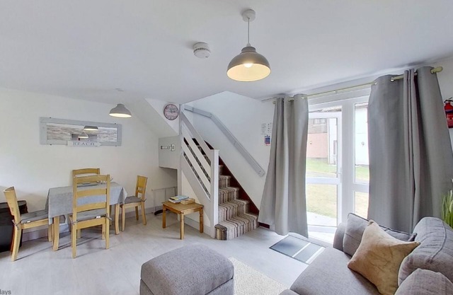 HH 36 Strawberry Hill, Tolroy Manor