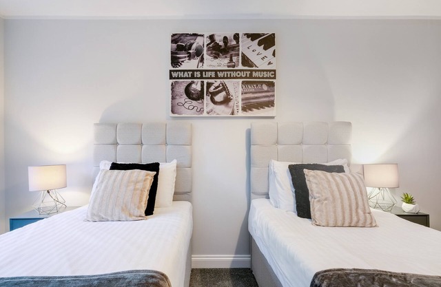 360 HP12 W Wycombe 247-6 - 2 Bedroom Penthouse with parking High Wycombe Apt. 06
