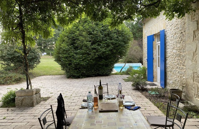 360 m² villa on 9.5 hectares of fenced land, swimming pool and pond