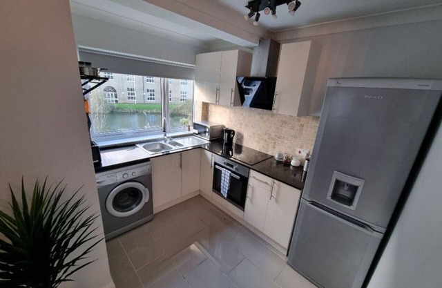 360 Serviced Accommodations - Canal Side Retreat - 2 Bedroom Apartment