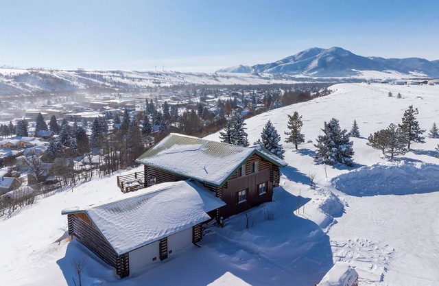 Votre expérience de la montagne montana vous attend dans cette maison. 360 vues du centre-ville et des pistes de ski. Wifi