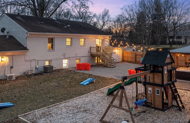 Sleeps 18~Game room~2 Kitchens~Awesome backyard