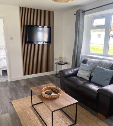37 Gower holiday village Ty Seren Cosy 2 bedroom chalet with a seasonal pool