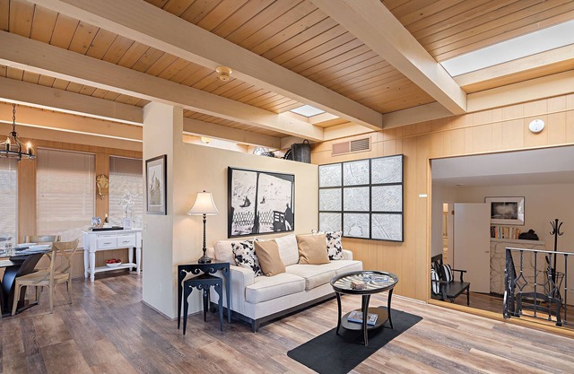3797 Pine Place - Downtown Carmel Flat ~ Disponible tous les soirs ~ 4 personnes