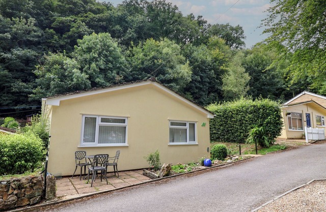 39 FERNHILL HEIGHTS, pet friendly in Charmouth