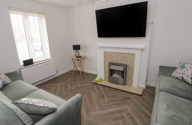 39 MARINERS QUAY, pet friendly, with a garden in Port Talbot