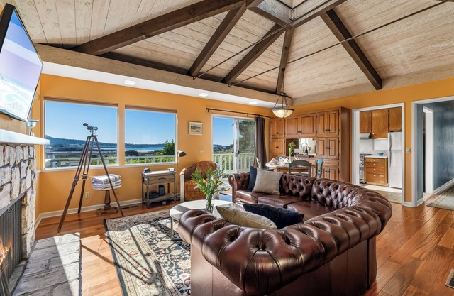 3959 Hedgehog - Recently Remodeled. Walk to the Beach.