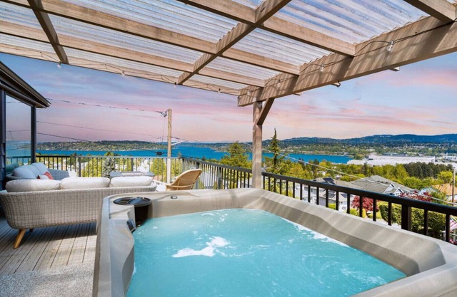 3b1b House w/ Stunning Lake View & Hot Tub Near Airport
