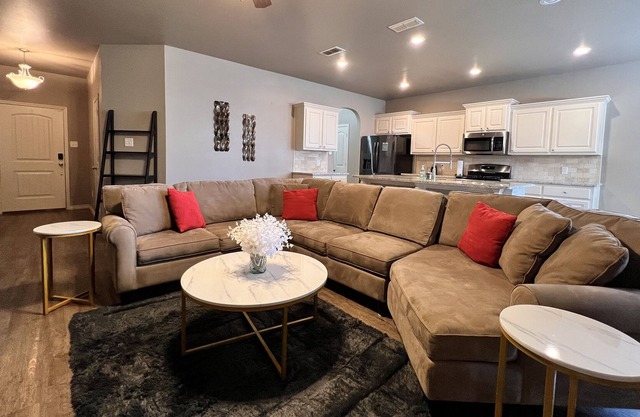 3BD|2BTH w/firepit & patio. Full Kitchen & FAST WIFI