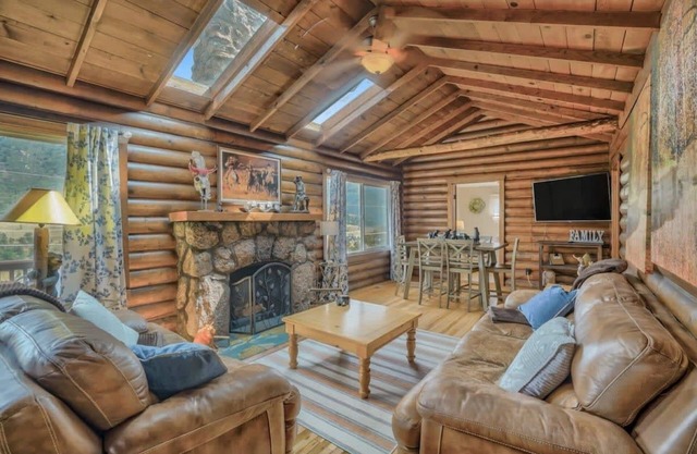 3BD Log Cabin Pikes Peak and Garden of the Gods