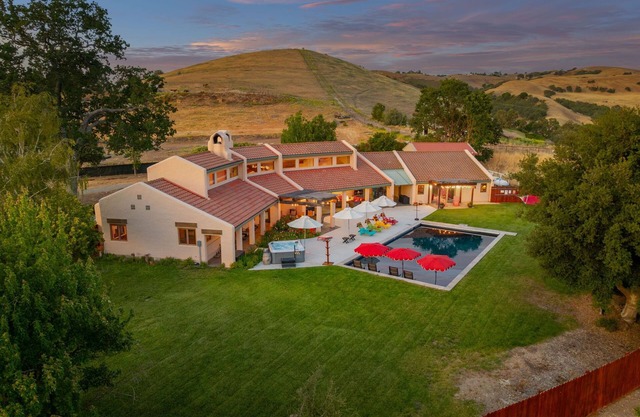 3bd, sleeps 8, just 20 minutes from Sensorio in the heart of the Central Coast