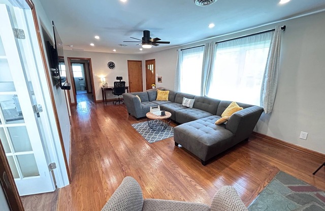 Glenville Home Modern Kitchen Quiet Neighborhood Near Town Spacious & Equiped
