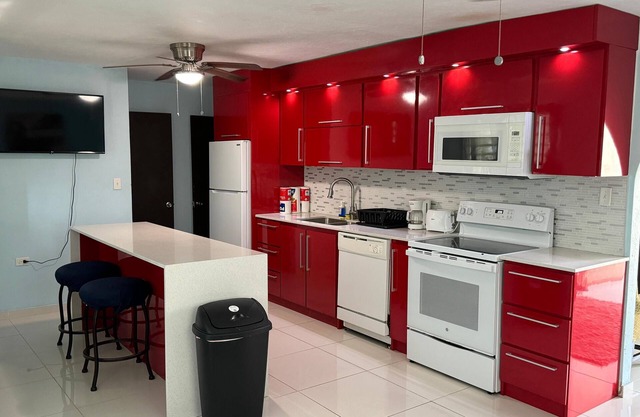 3 Bedroom, 2 Bathroom Hilltop near Ocean