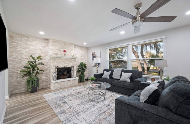 3br/2ba, by I4 and Disney. Pet Friendly, fenced yard, handicap ramp. sleeps 10