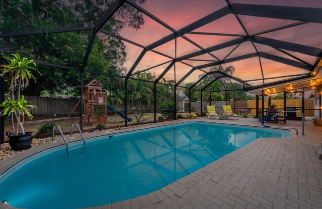 Seminole · 3BR/2BA Pet & Kid-Friendly Oasis w Heated Pool, Swingset, Game Rm, Near Beach