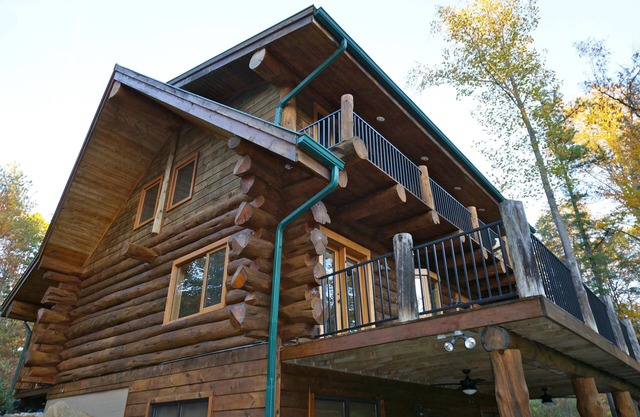 Cabane en bois rond à la dérive