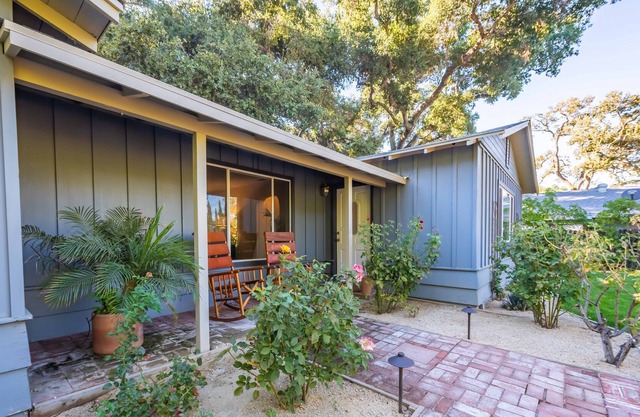 3BR/3BA Hidden sanctuary among the shady oaks in downtown.