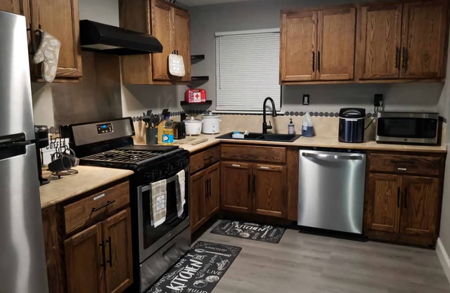 3BR/2.5 BA Cozy Quiet Home Away From Home-- 5 minutes from Pleasure Island!