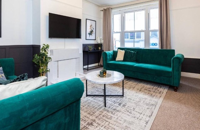 Huge 3BR Home IN HIGH STREET by Luxiety Stays